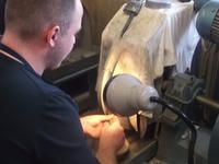 Edelsteinschleifer bei der Arbeit