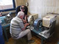 Reisegast hilft beim Schleifen der Edelsteine... 