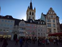 Ein Trierer Wahrzeichen:  St. Gangolf überragt den Marktplatz