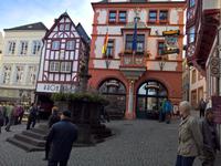 Brunnen in Bernkastel - Kues von der einen ......
