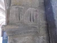 Kratzspuren im Kreuzgang des Merseburger Doms, sogenannte 