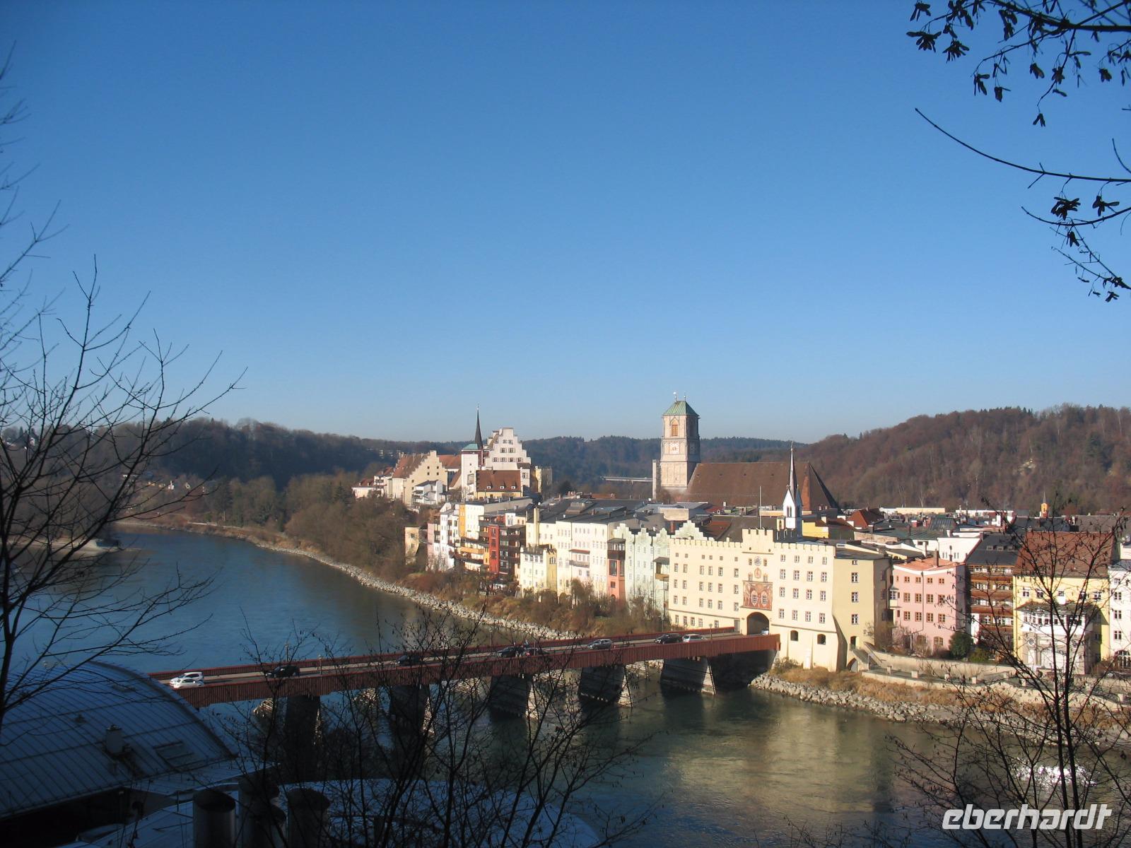 Wasserburg mit roter Brücke