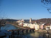 Wasserburg mit roter Brücke