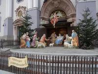 5-36 Krippe vor Basilika