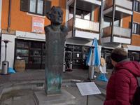 Ein mageres Denkmal in Starnberg für König Ludwig II.