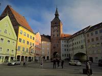 Der Landsberger Schmalzturm gesäumt von bayerisch-schwäbischen Bürgerhäusern. 