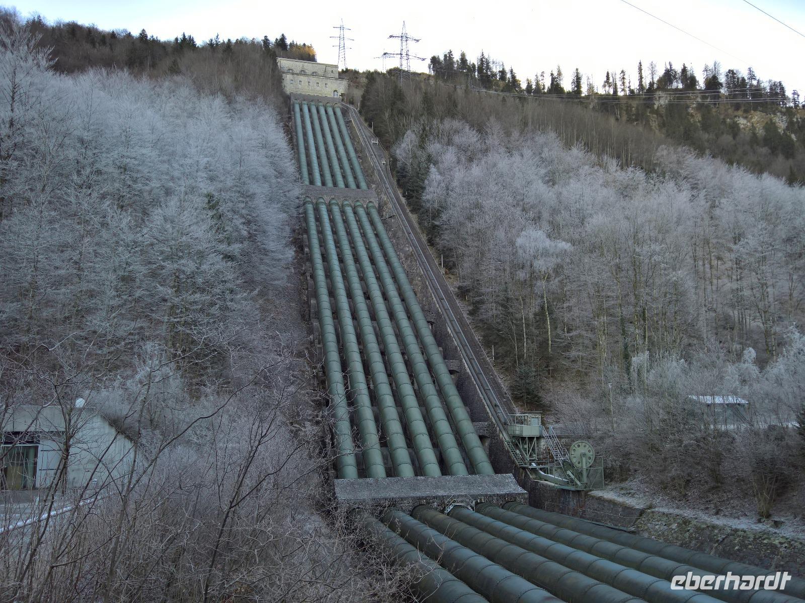 Durch diese Rohre schießt das Wasser zum Antrieb von Turbinen.