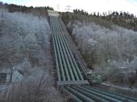 Durch diese Rohre schießt das Wasser zum Antrieb von Turbinen.