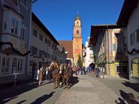 Die lebendige Pferdekutsche mitten durch Mittenwald.
