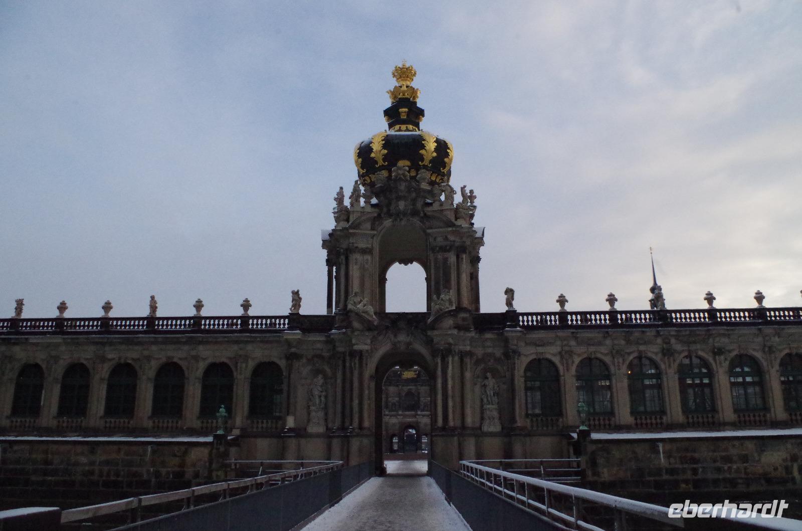 Abfahrt im winterlich verschneiten Dresden