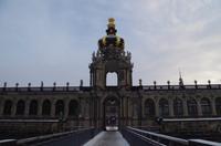 Abfahrt im winterlich verschneiten Dresden