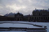 Abfahrt im winterlich verschneiten Dresden