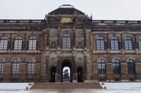 Abfahrt im winterlich verschneiten Dresden