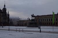 Abfahrt im winterlich verschneiten Dresden