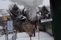 Eine romantische Bahnfahrt durch die weiße Winterlandschaft