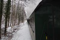 Eine romantische Bahnfahrt durch die weiße Winterlandschaft