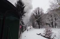 Eine romantische Bahnfahrt durch die weiße Winterlandschaft