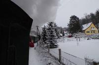Eine romantische Bahnfahrt durch die weiße Winterlandschaft
