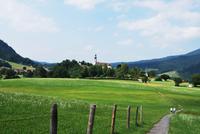 Kirche von Ruhpolding - der Weg ins Dorf