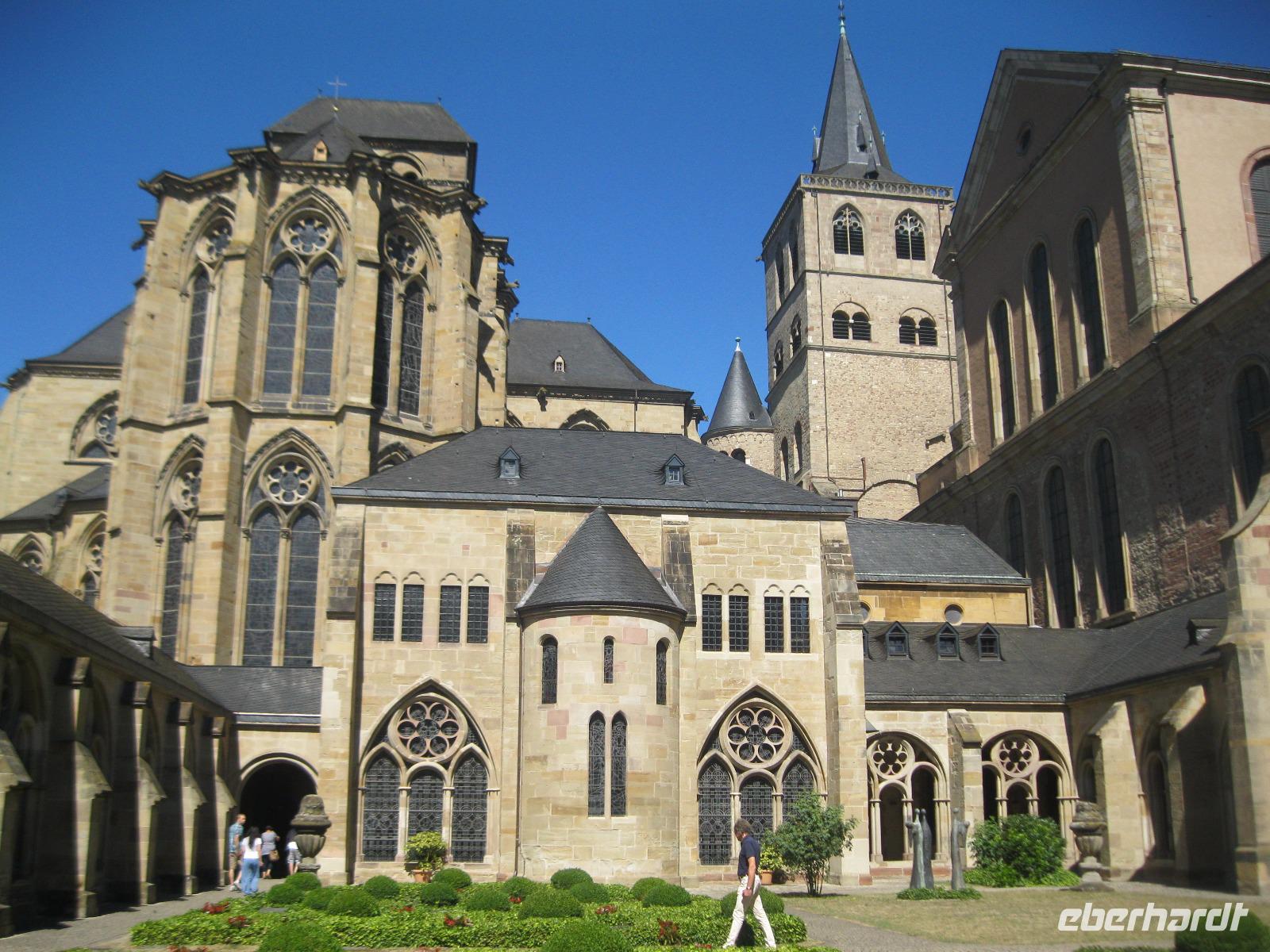 Kirche vom Kreuzgang aus