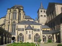 Kirche vom Kreuzgang aus