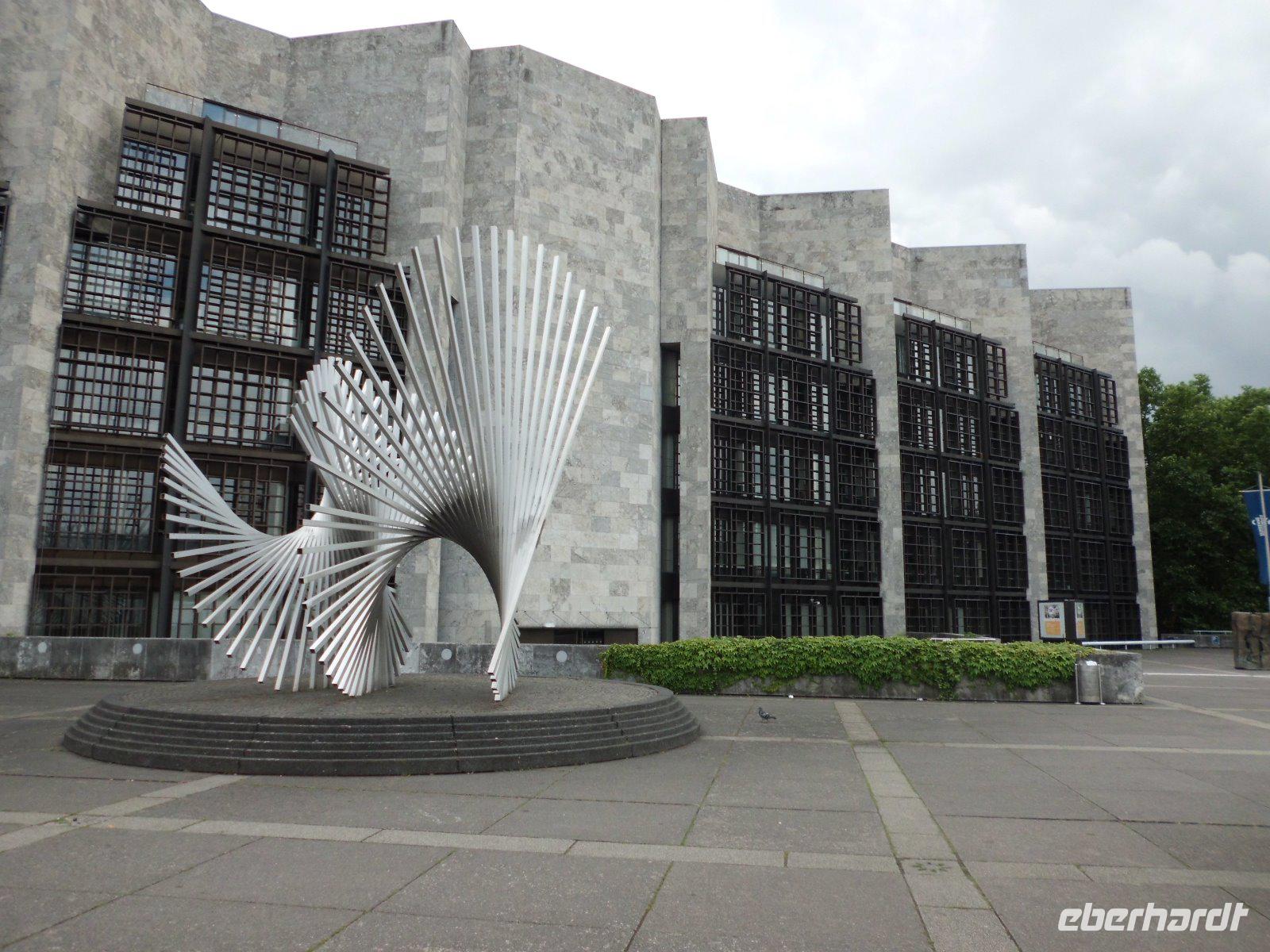 Moderne Skulptur vor Mainzer Rathaus