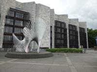 Moderne Skulptur vor Mainzer Rathaus