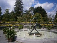 Ein modern gestalteter Brunnen im Park