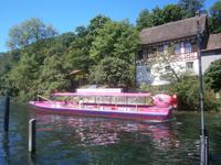 Ein Schiff, das Gäste zum Rheinfall schippert