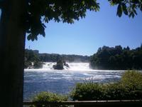 gewaltige Wassermassen stürzen 25 m hinab
