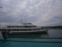 Ein Schiff läuft im größten Bodenseehafen ein