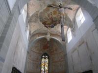 Deckengemälde und Kruzifix in dieser Kirche