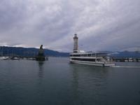 Lindau, ein Schiff verläßt den Bodenseehafen
