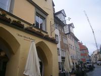 Schöne Gebäude und Ausleger in der Lindauer Altstadt