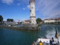 Das Schiff nimmt Fahrt auf in Richtung Friedrichshafen