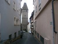 Ein Stadttor, welches zur Donau führt