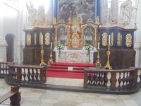 Altar mit Schauwand und Skelett-Reliquien in Waldsassen