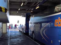 Der Bauch der Fähre trägt unsere zwei Busse....