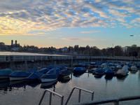 Abendstimmung über Friedrichshafen mit dem unvermeidlichen Zeppelin am Himmel.