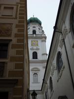 Domturm zwischen Häuserdächern