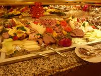 Kalte Platte auf dem Weihnachtsbüfett