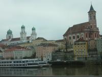 Aus dem Busfenster zum Dom zu Passau