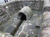 Besuch in Fraurombach: historische überdachte Dorfquelle