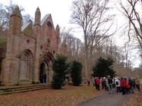 Vor dem Mausoleum derer zu Asseburg