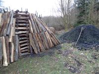 Frischer und abgekohlter Meiler