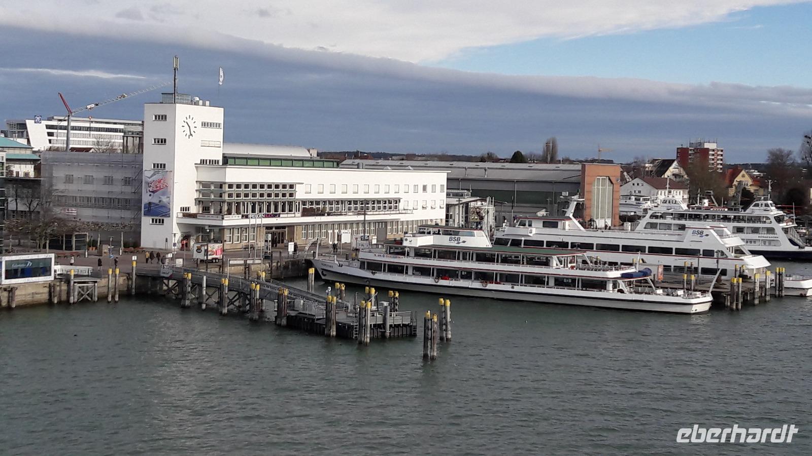 Blick über die Hafenanlagen Richtung Zeppelinmuseum 