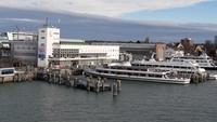 Blick über die Hafenanlagen Richtung Zeppelinmuseum 