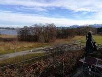 Ausblick von Herrenchiemsee bis zu den Chiemgauer Alpen.