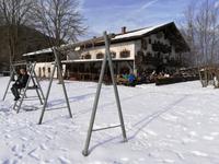 Spuren im Schnee vor der Hütte der Windbeutelgräfin.