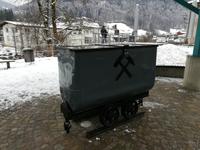 Ein Hunt für Transporte unter Tage mit Hammer und Schlegel.